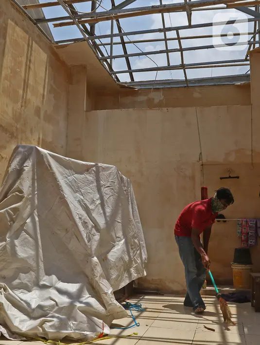 Warga membersihkan bangunan rumah yang rusak diterjang angin puting beliung di Kaliabang Tengah, Kota Bekasi, Sabtu (24/10/2020). Menurut Badan Penanggulangan Bencana Daerah (BPBD) sebanyak 159 rumah terdampak puting beliung yang terjadi Jumat siang. (Liputan6.com/Herman Zakharia)