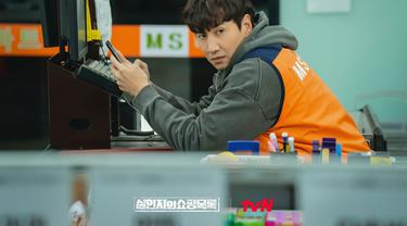 Lee Kwang Soo dalam  The Killer's Shopping List. (tvN via Soompi)