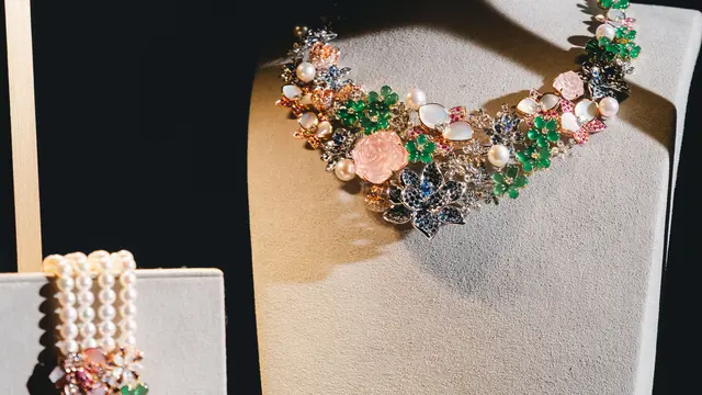 Asmara Puspa, Keindahan Motif Batik Buketan dalam Koleksi Perhiasan Rancangan Didiet Maulana x Clemence Ellery