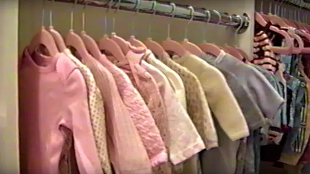 Penuh Koleksi Sepatu dan Baju, Ini Isi Lemari Putri Kylie Jenner