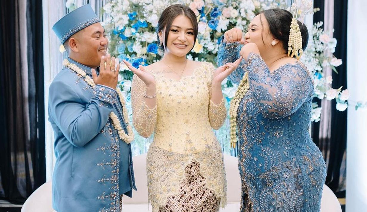 Nathalie Holscher tampil anggun dalam balutan kebaya berwarna kuning. Wanita 31 tahun itu berdiri dengan senyum menawan di antara pasangan pengantin yang mengenakan busana serba biru. Kebaya karya desainer Dea Febrinda itu semakin cantik dipadukan dengan bawahan batik bernuansa krem. (Liputan6.com/IG/@nadyaholscher)