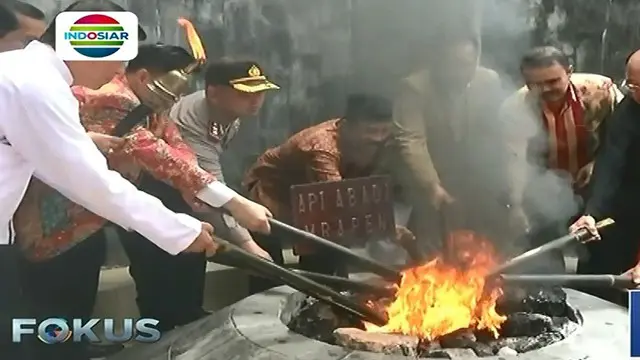 Bagi umat Buddha, api ini melambangkan semangat yang tidak pernah padam.