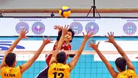 Pemain Timnas Voli Putra Indonesia, Farhan Halim (tengah), melakukan spike kearah pemain Timnas Voli Putra Vietnam dalam pertandingan putaran kedua SEA V League 2023 yang berlangsung di Santa Rosa Sports Complex, Filipina, Jumat (28/07/2023). (Dok. avcvolley)