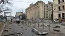Pemandangan alun-alun di luar balai kota Kharkiv yang rusak dan hancur akibat penembakan pasukan Rusia pada 1 Maret 2022. Alun-alun pusat kota terbesar kedua Ukraina, Kharkiv, ditembaki oleh pasukan Rusia -- menghantam gedung pemerintahan lokal -- kata gubernur Oleg Sinegubov. (Sergey BOBOK / AFP)