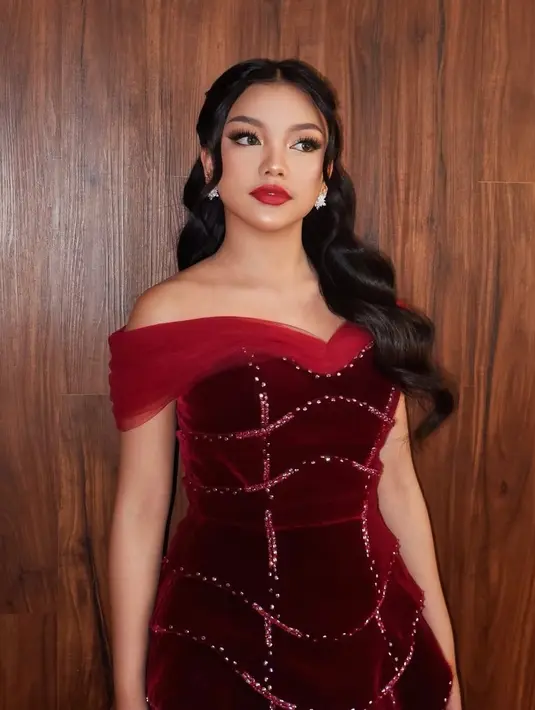 Pulasan lipstik merah merona jadi penutup yang bikin Naura tampil cantik dan mature [@naura.ayu]