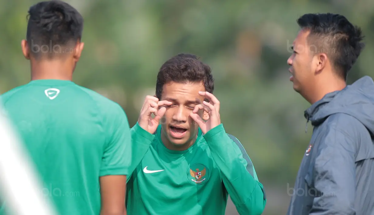 Pemain Timnas U-19, Egy Maulana (tengah) dan Rachmat Irianto (kiri) berlatih terpisah saat sesi latihan Perdana di Lapangan LFA, Bekasi, Jumat (29/9/2017). Latihan tersebut merupakan persiapan uji coba melawan Kamboja. (Bola.com/Nicklas Hanoatubun)