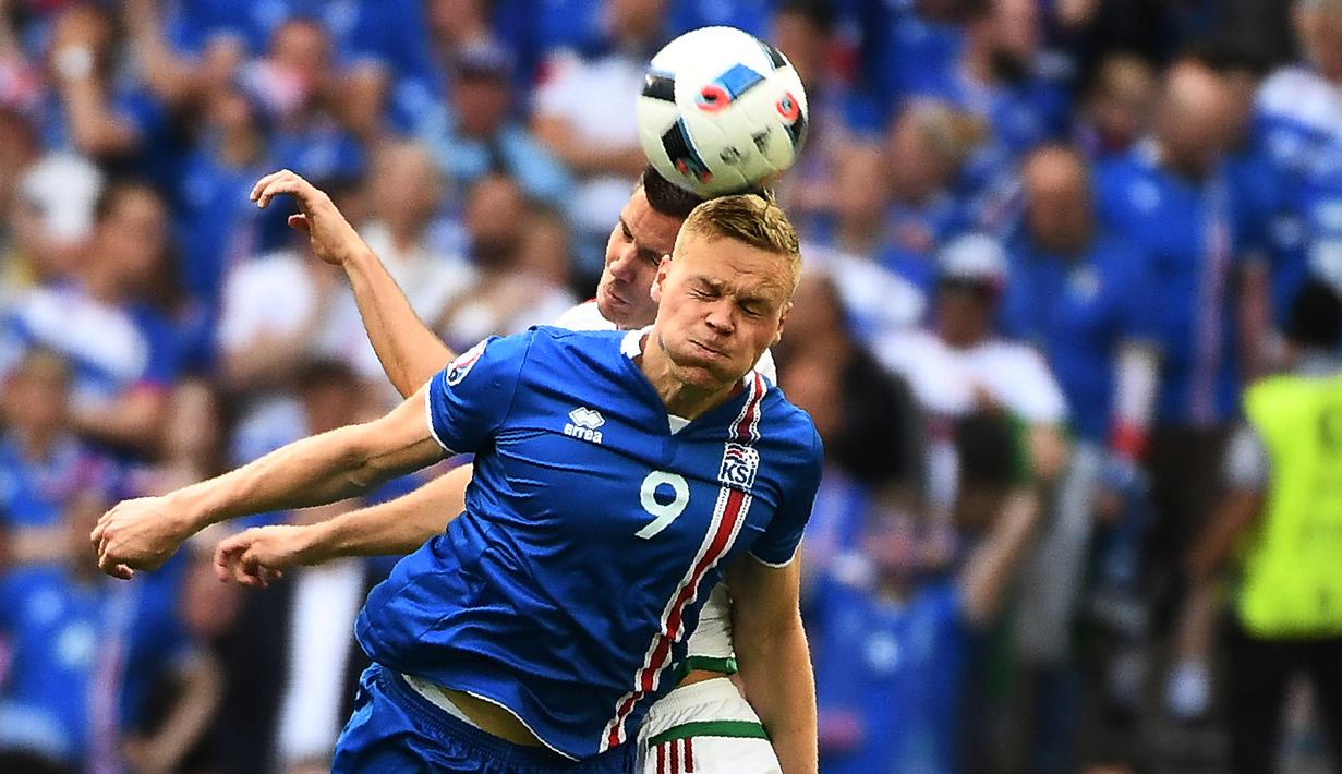 Kolbeinn Sigthorsson menciptakan satu peluang dan memenangi 67% duel udara saat Islandia bermain imbang 1-1 melawan Hungaria, (18/6/2016). (AFP/Anne-Christine Poujoulat)