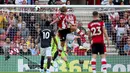 Proses terjadinya gol yang dicetak bek Southampton, Jannik Vestergaard, ke gawang Manchester United pada laga Premier League di Stadion St Mary's, Southampton, Sabtu (31/8). Kedua klub bermain imbang 1-1. (AP/Mark Kerton)