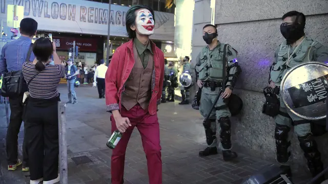 Demonstran Hong Kong Berkostum Halloween