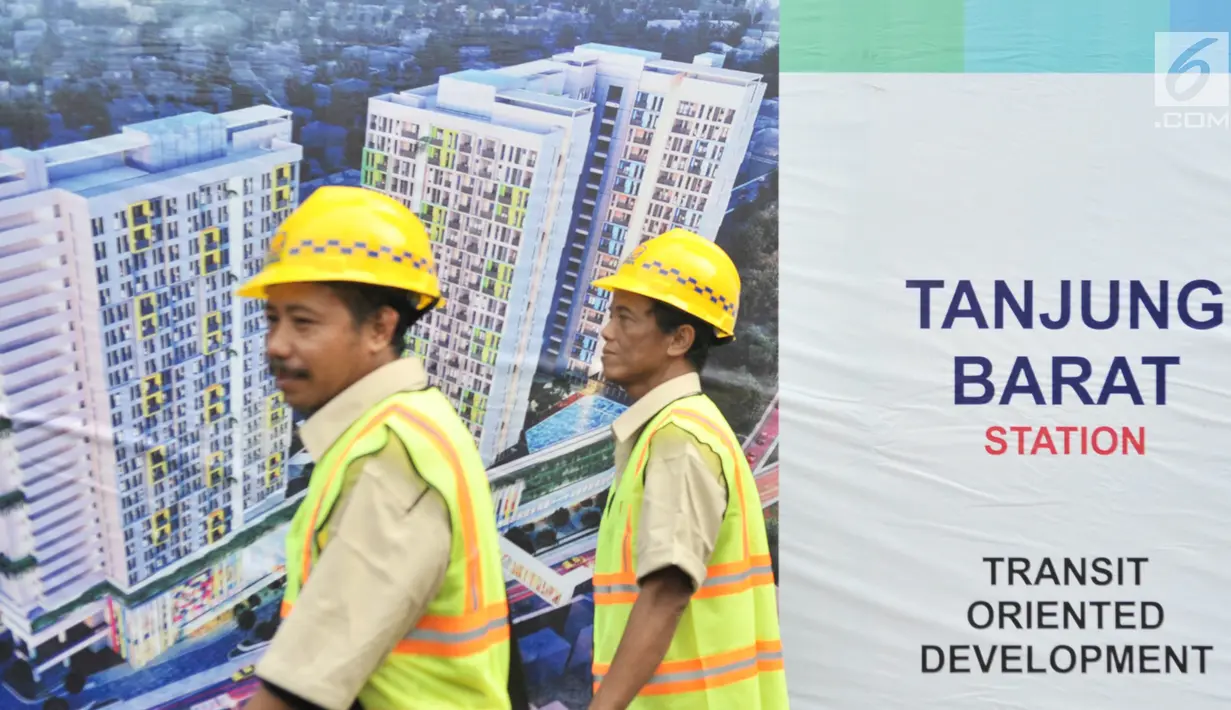 Pekerja melintas di depan papan iklan saat peresmian pembangunan proyek rumah susun dengan konsep TOD di Jakarta, Selasa (15/8). Pembangunan ini merupakan salah satu upaya pemerintah mengurangi angka backlog. (Liputan6.com/Yoppy Renato)