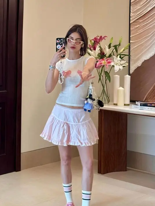 Sabrina Chairunnisa tampil mengenakan rok mini model ruffle warna pink dipadukan atasan kaos ketat putih dengan gambar ribbon pink senada dengan sepatunya. [@sabrinachairunnisa_]