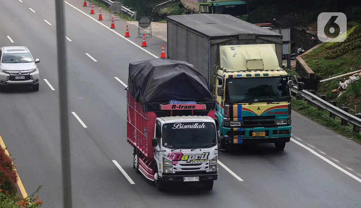 Bukan hanya itu, truk ODOL juga menjadi penyebab jalan-jalan rusak. (Liputan6.com/Angga Yuniar)