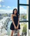 Tak jarang Jisoo BLACKPINK tampil kenakan black little dress. Dalam foto ini, ia menghadiri acara Dior kenakan off-the-shoulder black little dress yang cantik dengan stoking yang juga berwarna hitam. Foto: Instagram.