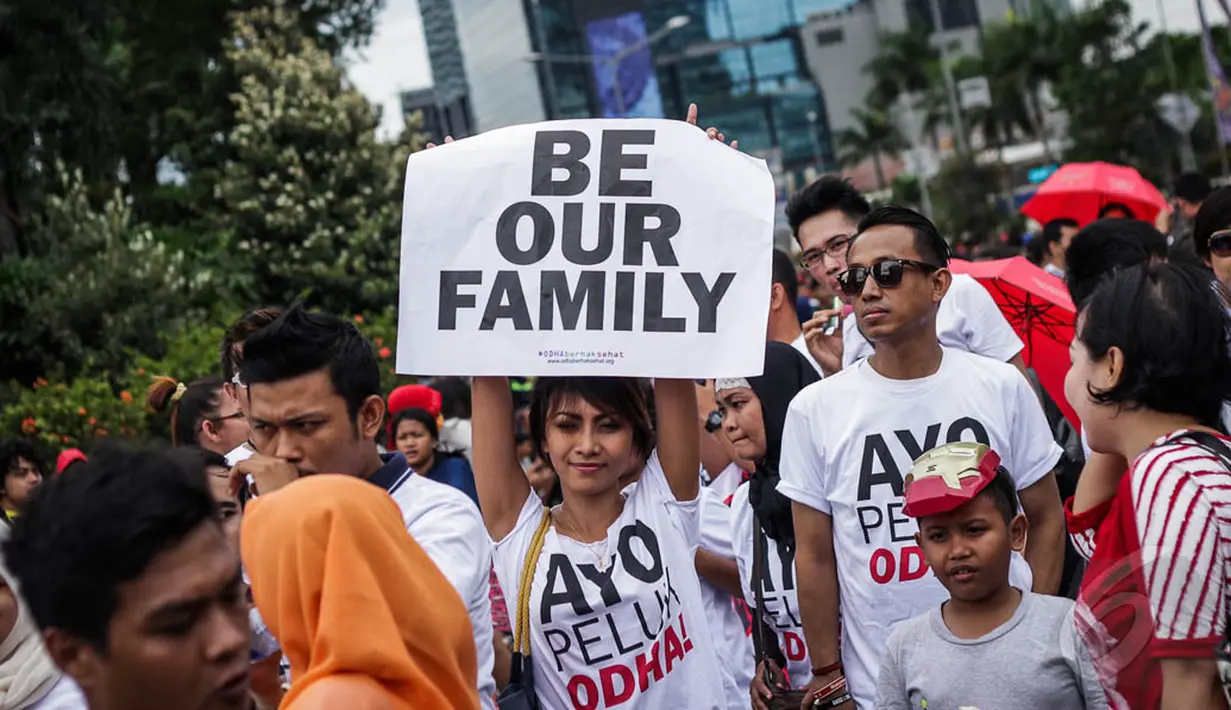 Aksi damai bertema “Ayo Peluk ODHA” di Bundaran HI, Jakarta, Minggu (28/12/2014). (Liputan6.com/Faizal Fanani)