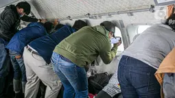 Sejumlah awak media memantau proses pencarian pesawat Sriwijaya Air SJ 182 dari pesawat CN 295 milik TNI AU di perairan Kepulauan Seribu, Jakarta, Minggu (10/1/2021). Menurut TNI AU, proses pencarian Sriwijaya Air SJ 182 bisa bertambah atau berkurang tergantung kondisi. (Liputan6.com/Faizal Fanani)