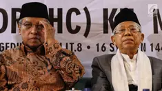 Ketua PBNU Said Aqiel Siradj bersama Cawapres no urut 02 Ma'ruf Amin saat melakukan pertemuan silaturahim di Gedung PBNU, Jakarta, Senin (22/4). Pertemuan tersebut membahas penyampaian gagasan kebangsaan pengurus besar Nahdlatul Ulama. (Liputan6.com/Johan Tallo)