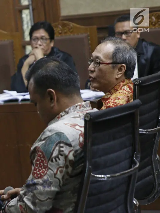 Terdakwa kasus korupsi E-KTP Irvanto Hendra Pambudi Cahyo dan Made Oka Masagung menjalani sidang lanjutan di Pengadilan Tipikor, Jakarta, Selasa (23/10). Sidang beragendakan pemeriksaan terdakwa. (Liputan6.com/Herman Zakharia)