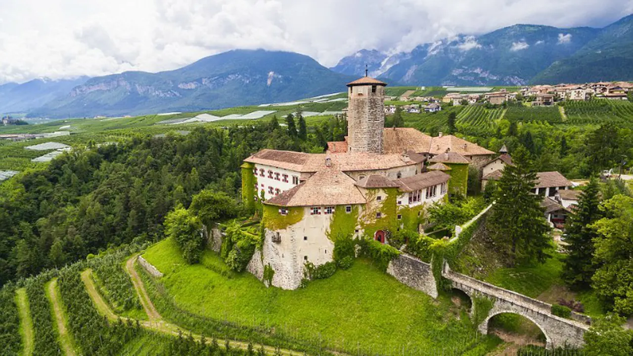 Castel Valer di kaki pegunungan Dolomites
