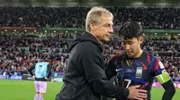 Jurgen Klinsmann (kiri) berusaha menenangkan Son Heung-min setelah Korea Selatan dipastikan tersingkir dari Piala Asia 2023. (Dok. AFC)
