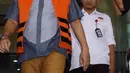 Anggota DPRD dari F-Gerindra, Adam Munandar berjalan keluar Gedung KPK, Jakarta, Selasa (11/8/2015). Adam diperiksa sebagai tersangka kasus dugaan suap pembahasan RAPBD Perubahan 2015 di Kabupaten Musi Banyuasin. (Liputan6.com/Helmi Afandi)