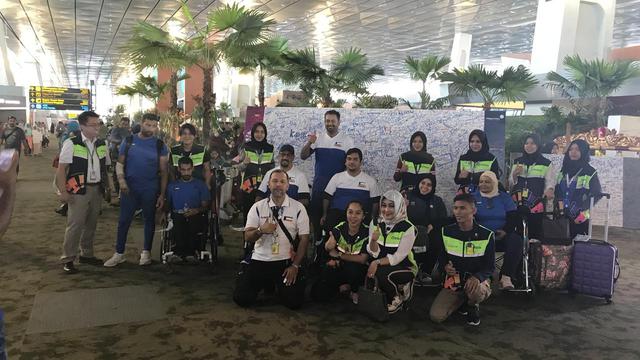 Atlet dan ofisial peserta Asian Para Games 2018 berfoto di depan Wall of Fame di Bandara Soekarno Hatta, Tangerang