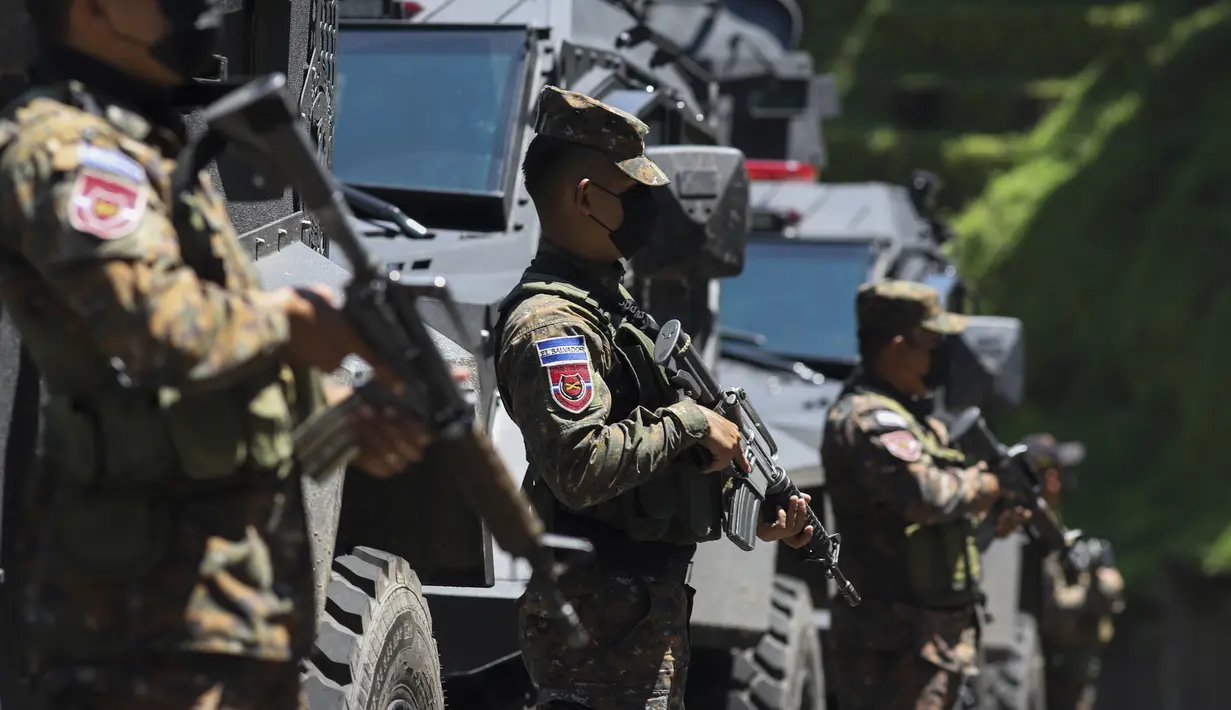 Tentara berjaga di pos pemeriksaan sepuluh kilometer dari kotamadya Comasagua di Comasagua, El Salvador, Senin (3/10/2022). Presiden Nayib Bukele menulis di akun Twitter-nya bahwa anggota geng MS-13 diyakini masih berada di dalam Comasagua, sekitar 30 km barat daya ibu kota, San Salvador. (AP Photo/Salvador Melendez)