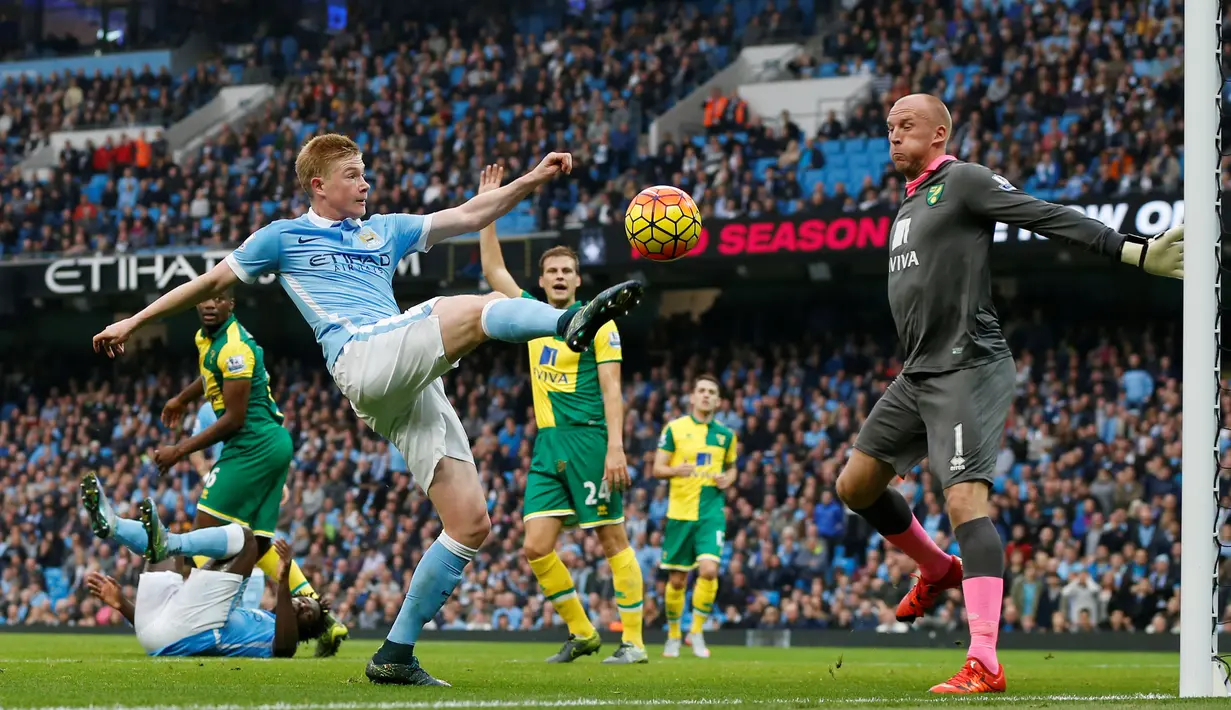 Striker  Manchester City, Kevin de Bruyne, berusaha menaklukkan kiper Norwich City, John Ruddy, dalam laga Liga Premier Inggris di Stadion Etihad, Manchester, Sabtu (31/10/2015) malam WIB. (Reuters/Phil Noble)
