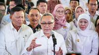 Menteri Koordinator Bidang Pangan Zulkifli Hasan (Zulhas) usai acara Peluncuran dan Dialog Percepatan Musyawarah Desa Khusus (Musdesus) Pembentukan Koperasi Desa Merah Putih bersama Kepala Desa se-Jawa Timur, Gedung Jatim Expo Surabaya, Surabaya, Jawa Timur, Rabu (30/4/2025).