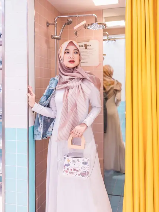 Liburan ke Korea Selatan, pemain 'Kuntilanak' ini memilih fashion berwarna nude simple namun tetap elegan. Ia juga nambahkan aksesoris tas PVC clear bag yang tengah populer di kalangan ulzzang. Cocok banget untuk mama muda yang ingin tetap tampil hits.(Liputan6.com/IG/@chafrederica)