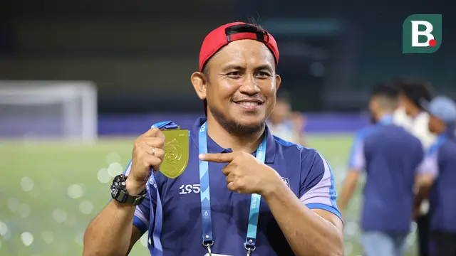 Para pemain Persita Tangerang memamerkan medali usal menjuarai ajang Elite Pro Academi kategori U-20 2024/2025 di Stadion Patriot Chandrabhaga, Bekasi pada Sabtu (22/2/2025).