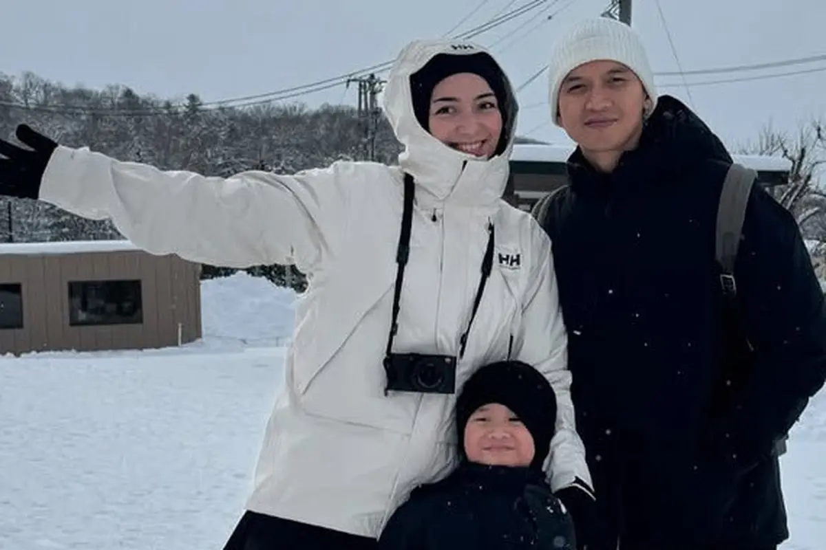 Gaya Publik Figur Menikmati Liburan Akhir Tahun di Negara Bersalju