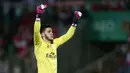 Kiper Benfica, Ederson Moraes, melakukan selebrasi usai berhasil mengalahkan Rio Ave pada lanjutan liga Portugal di Stadion Vila do Conde, Portugal, (24/04/2016).  (EPA/Estela Silva)