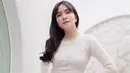 <p>Kali ini, Shandy Aulia tampil lebih kasual. Crop top lengan panjang berwarna putih dipadu dengan short denim pants dan slip on, Shandy Aulia tampil bak remaja. Foto: Instagram.</p>