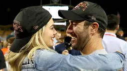Model Kate Upton saling bertatapan dengan tunangannya pemain Houston Astros, Justin Verlander usai memenangkan pertandingan melawan Los Angeles Dodgers 5-1 di game ke tujuh di Dodger Stadium di Los Angeles, California (1/11). (Ezra Shaw/Getty Images/AFP)