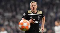 Aksi gelandang Ajax, Donny van de Beek pada leg 1, Semifinal Liga Champions yang berlangsung di Stadion Tottenham Hotspur, London, Rabu (1/5). Ajax menang 1-0 atas Tottenham Hotspur. (AFP/Emmanuel Dunand)