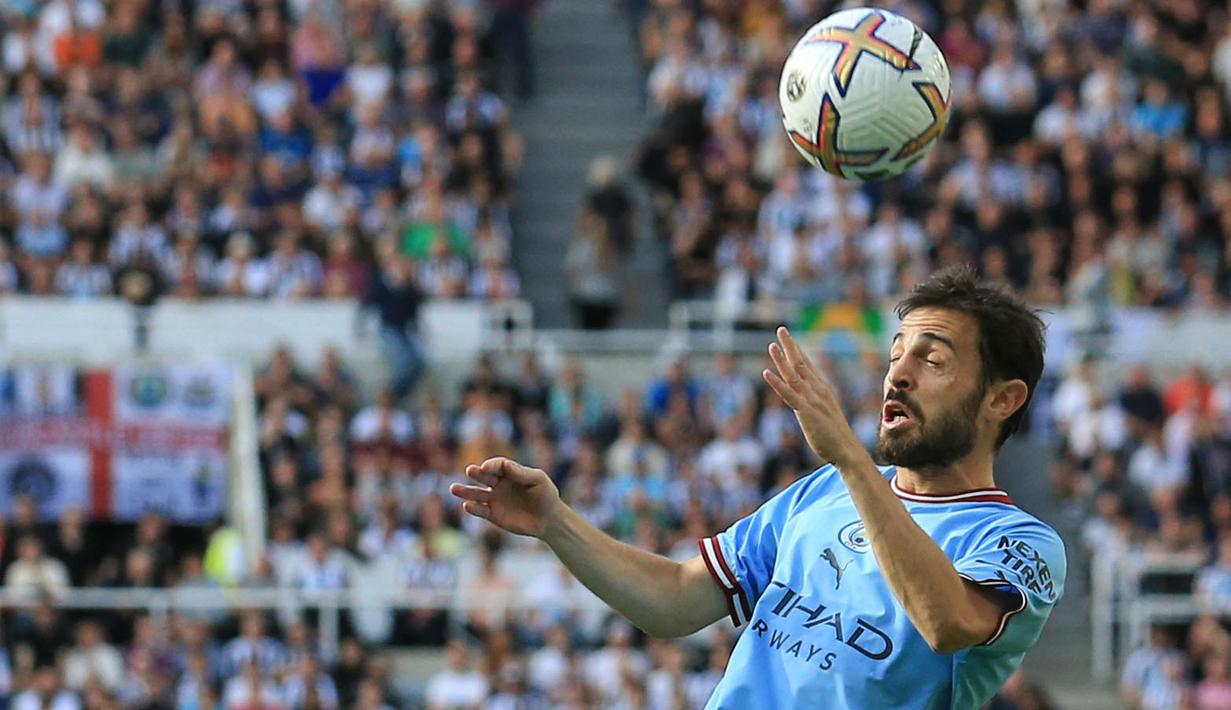 Bernardo Silva mampu menggunakan kelincahan dan kecepatannya untuk menembus pertahanan dari Newcastle United. Hasilnya, ia mampu memberikan assist untuk gol pembuka The Cityzens. Silva juga sukses mencetak gol di babak kedua untuk menyamakan kedudukan Manchester City menjadi 3-3. (AFP/Lindsey Parnaby)