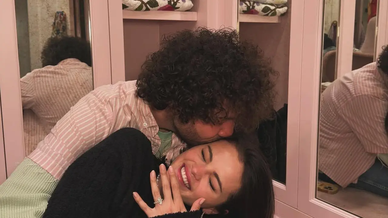Gaya Selena Gomez Pamer Cincin Lamaran dengan Benny Blanco, Elegan dalam Sweater Hitam