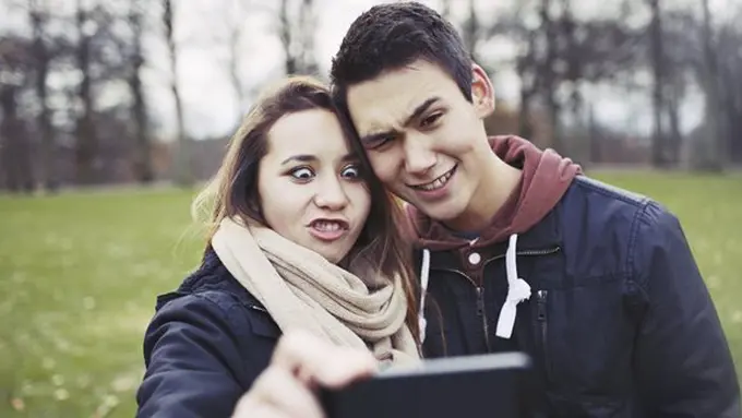 Cowok suka cewek humoris/copyright: thinkstockphotos.com