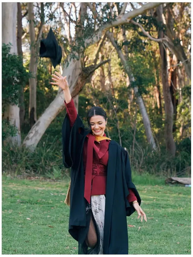 6 Potret Gaya Amanda Rawles Wisuda di Sydney, Memukau dengan Blazer Merah Marun