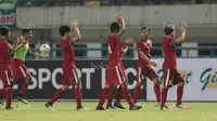 Pemain Timnas Indonesia U-19 saat uji coba melawan Espanyol B pada laga persahabatan di Stadion GBLA, Bandung, (15/7/2017). Timnas U-19 kalah 2-4. (Bola.com/Nicklas Hanoatubun)