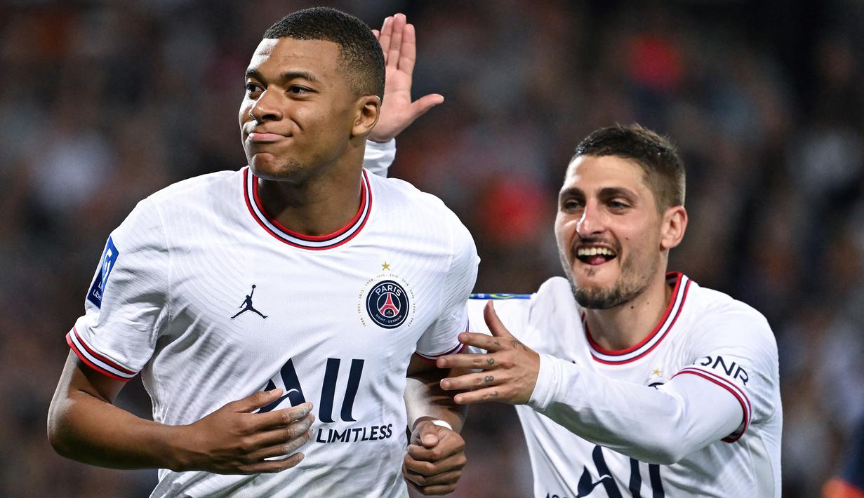 Kylian Mbappe dikabarkan akan meninggalkan PSG dalam waktu dekat ini. Namun, Les Parisiens jelas tak ingin melepasnya dan masih berusaha untuk memperpanjang kontraknya. Selama ini, Mbappe santer dikaitkan dengan Real Madrid. Jika itu terwujud, Los Blancos bakal mendapatkan sang bintang dengan status bebas transfer. (AFP/Pascal Guyot)