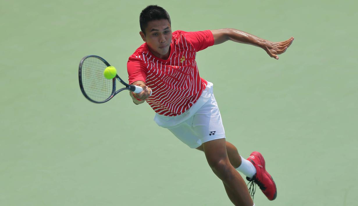 Siluet dari petenis Indonesia, M. Rifqy Fitriadi, saat berusaha mengembalikan bola saat melawan petenis Selandia Baru, Ajeet Rai, pada laga Piala Davis 2019 Grup II Zona Asia/Oceania di Stadion Tenis GBK, Jakarta, Sabtu (14/9). Rifqi kalah 6-7, 3-6 dari Ajeet. (Bola.com/Peksi Cahyo)