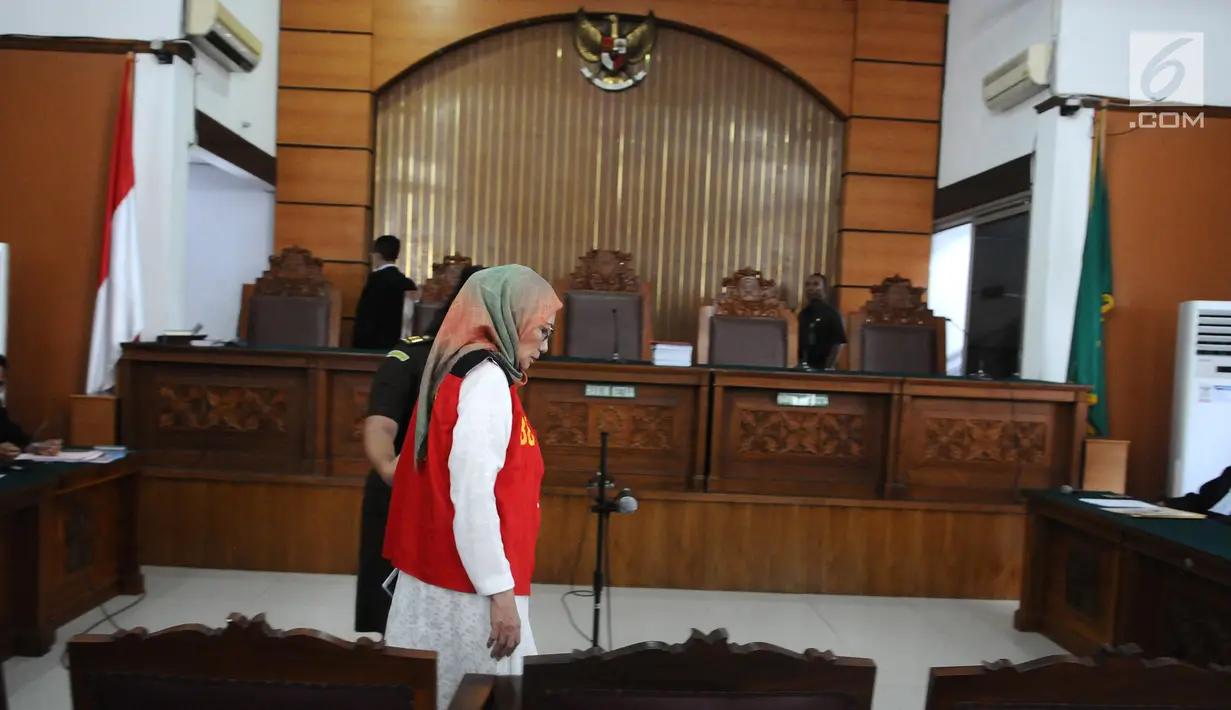 Terdakwa Ratna Sarumpaet tiba di Pengadilan Negeri (PN) Jakarta Selatan, Kamis (29/2). Ratna menjalani sidang dakwaan perdana atas kasus penyebaran berita hoaks yang menyebutkan wajah lebam. (Liputan6.com/Herman Zakharia) 