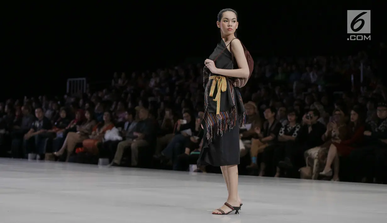 Model membawakan busana karya para perancang yang tergabung dalam Kopikkon pada Indonesia Fashion Week 2018 di JCC, Jakarta, Sabtu (31/3). Sepuluh perancang busana menampilkan karyanya yang mengusung tema Archipelago X. (Liputan6.com/Faizal Fanani)