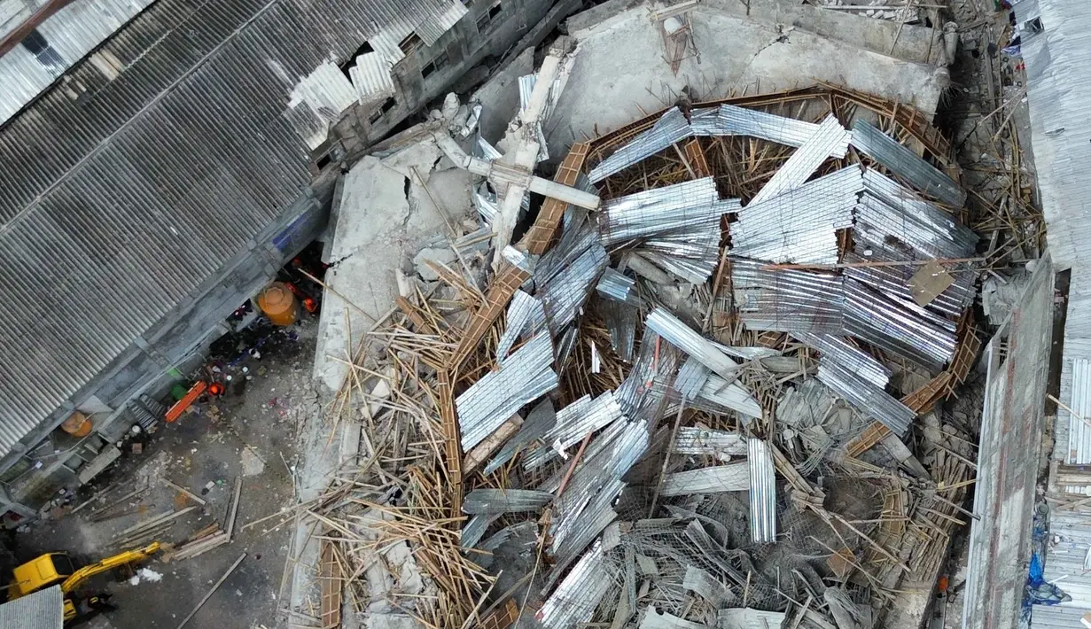Seperti diketahui, ambruknya bangunan musala di Pondok Pesantren (Ponpes) Al Khoziny di Kecamatan Buduran, Sidoarjo, Jawa Timur terjadi pada Senin (29/9/2025) sore. (AP Photo/Trisnadi)