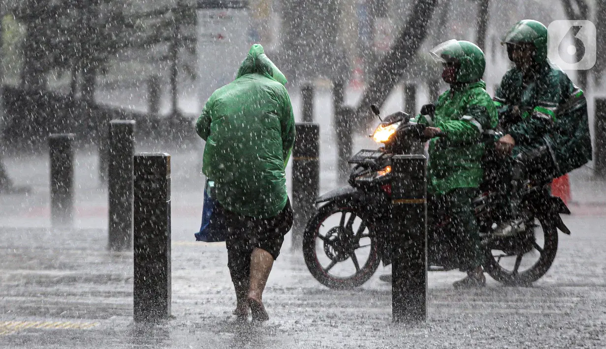 Pengendara dan pejalan kaki menerjang hujan deras di kawasan Jalan Sudirman, Jakarta, Jumat (9/12/2022). Penjabat Gubernur DKI Jakarta Heru Budi Hartono menyebut pihaknya akan mengkaji penerapan bekerja dari rumah atau work from home (WFH), hal ini berkaitan dengan arahan dari Presiden Joko Widodo atau Jokowi tentang potensi cuaca ekstrem pada penghujung 2022. (Liputan6.com/Faizal Fanani)