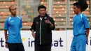 Disela-sela latihan di stadion GBK Jakarta, (1/6/2014), pelatih Indonesia All Star, Benny Dollo (tengah) berdiskusi dengan dua asistennya, Leo Saputra (kiri) dan   Hendri Susilo. (Liputan6.com/Helmi Fithriansyah)