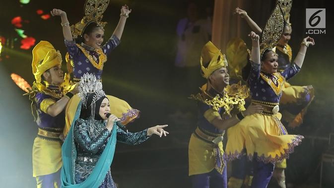 Penampilan penyanyi Siti Nurhaliza saat menggelar konser 'Dato Sri Siti Nurhaliza on Tour' di Istora Senayan, Jakarta, Kamis (21/2). Siti beberapa kali melontarkan candaan kepada hadirin yang menonton. (Fimela.com/Bambang E Ros)