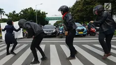 Aksi sejumlah mahasiswa dan mahasiswi saat mengampanyekan keselamatan berlalu lintas di Jakarta, Rabu (20/3). Aksi ini mengajak pengendara untuk tertib berlalu lintas dengan #SelamatDijalan. (merdeka.com/Imam Buhori)