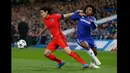 Penyerang PSG, Edinson Cavani berebut bola dengan pemain Chelsea Willian pada leg kedua 16 besar Liga Champions di Stadion Stamford Bridge, London, Inggris (11/3/15) . Chelsea bermain imbang 2-2 dengan Paris St Germain. (Reuters/Stefan Wermuth)